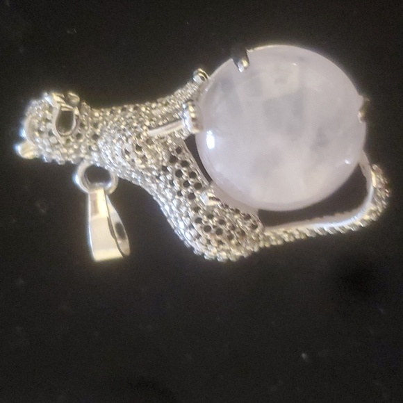 *Sale* New Silver Wrapped Rose Quartz Leopard Pendant. - Picture 3 of 6